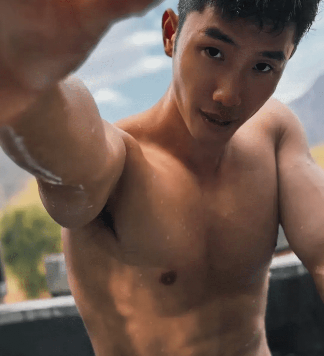  黑皮体育生，人夫感大手臂满满的安全感 