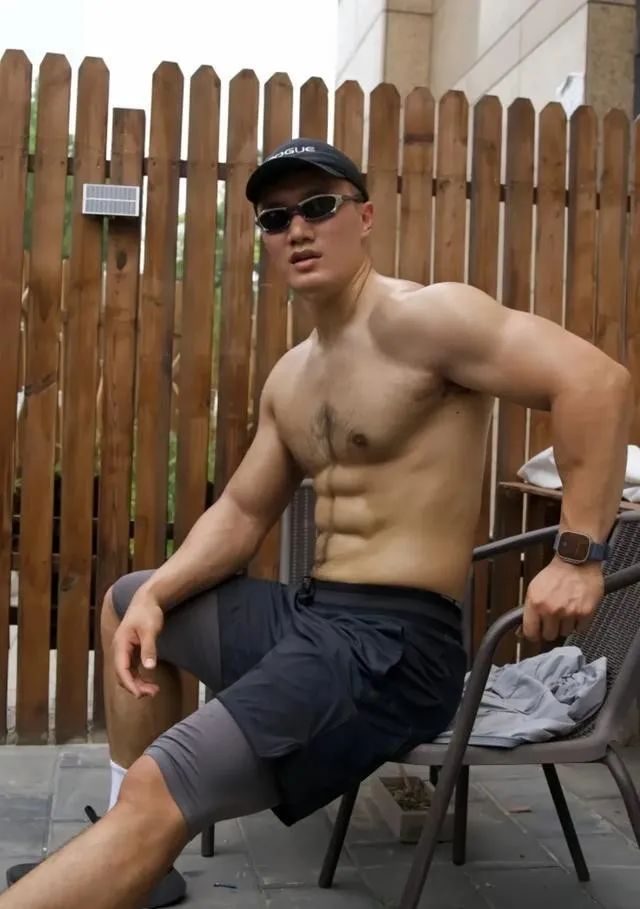  八块腹肌 188cm 的肌肉性感胸毛大哥哥，你能顶得住？