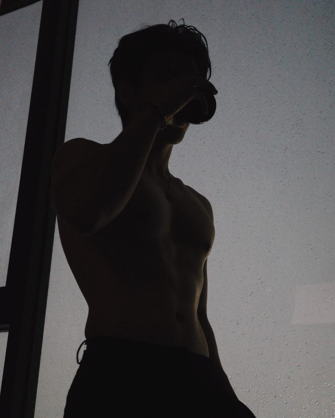 夜色下的男明星，总是格外的诱人~