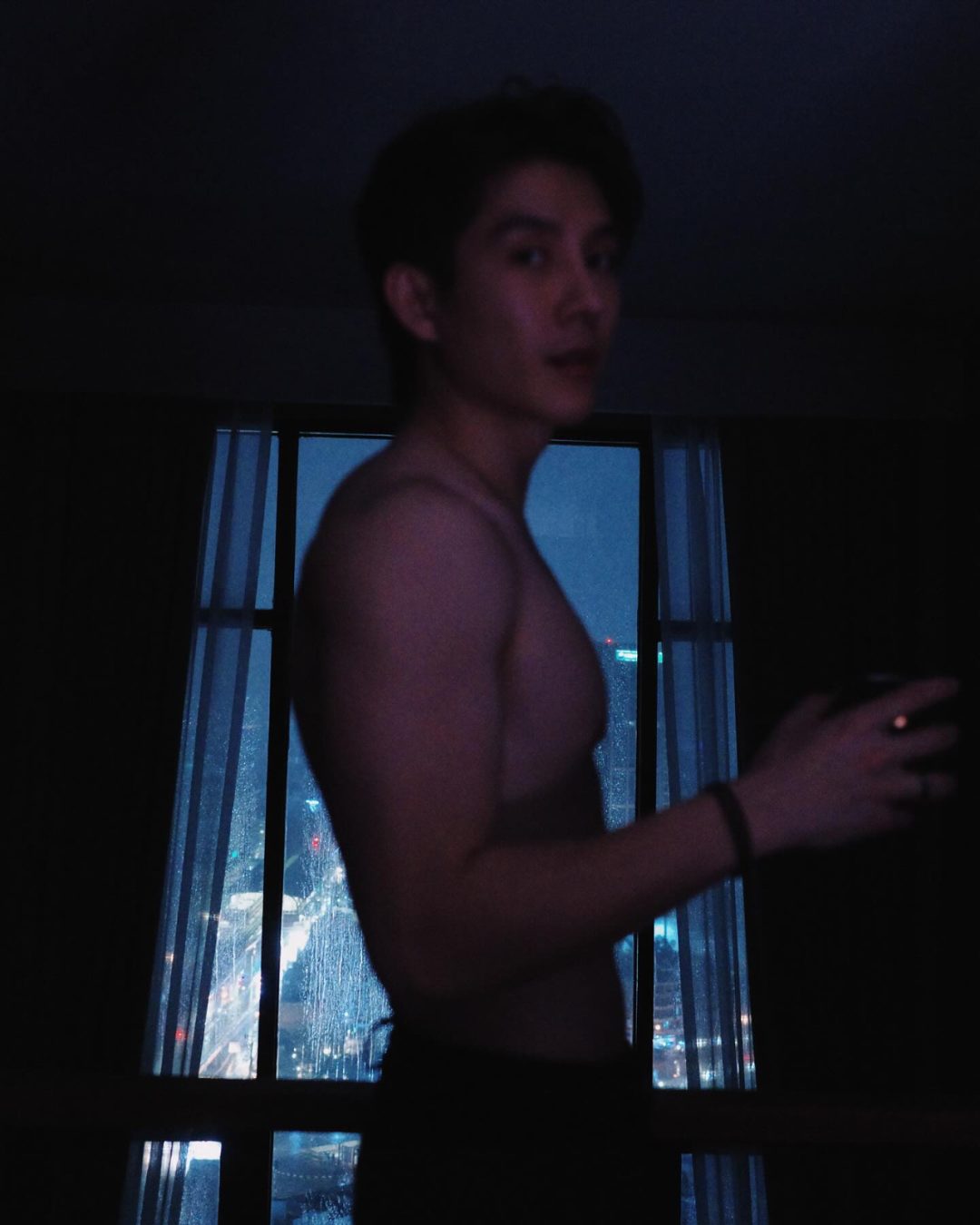 夜色下的男明星，总是格外的诱人~