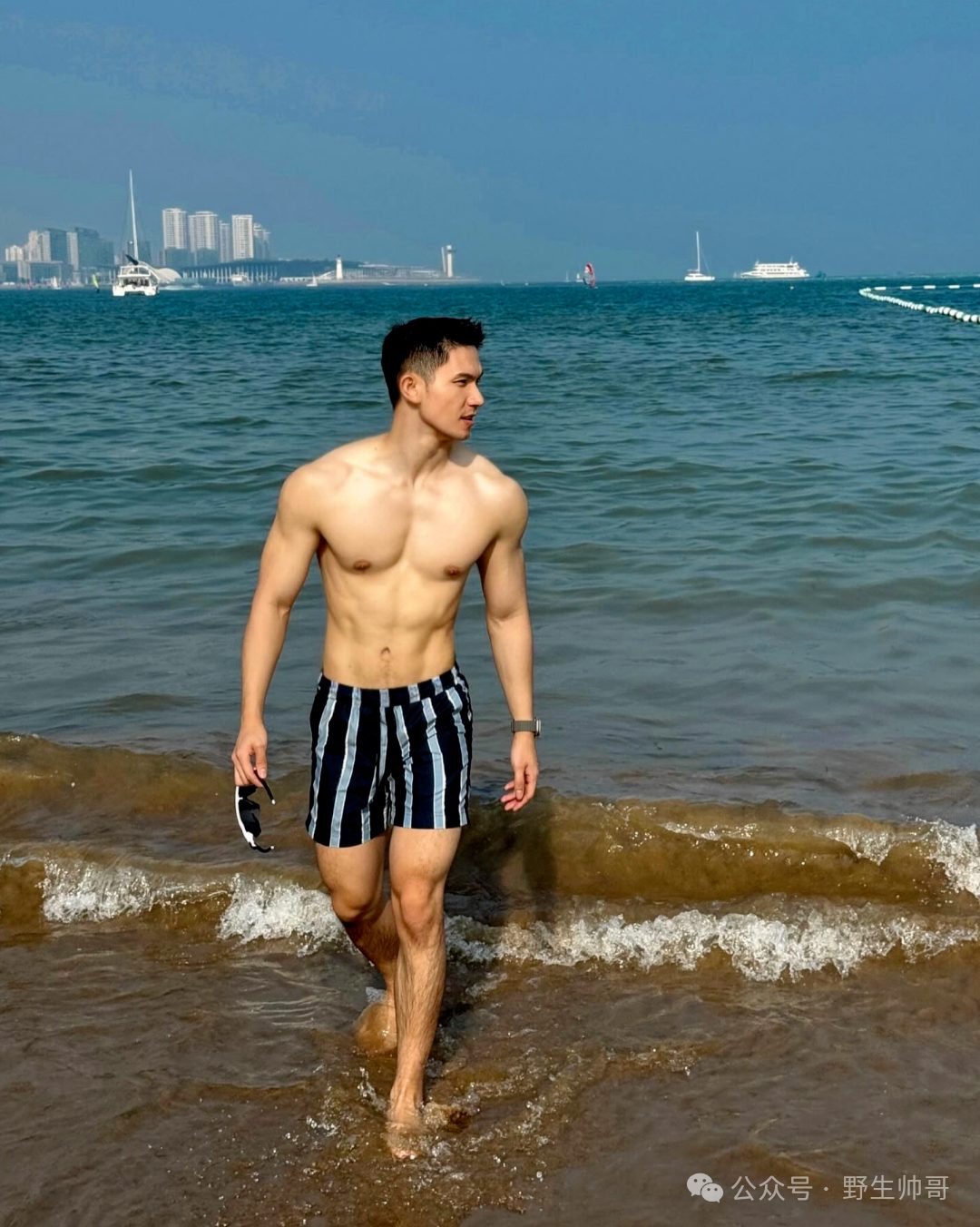 马老师硬控大长腿穿白内裤太凸显啦，挡不住啦！