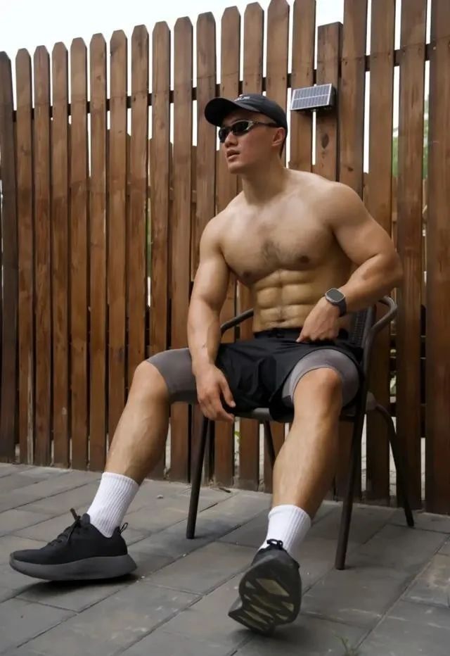  八块腹肌 188cm 的肌肉性感胸毛大哥哥，你能顶得住？