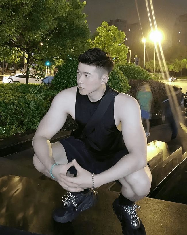 冷白皮肌肉 0，大翘臀白白香香的真好看