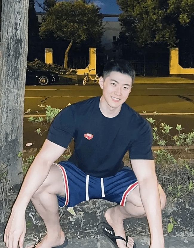 冷白皮肌肉 0，大翘臀白白香香的真好看