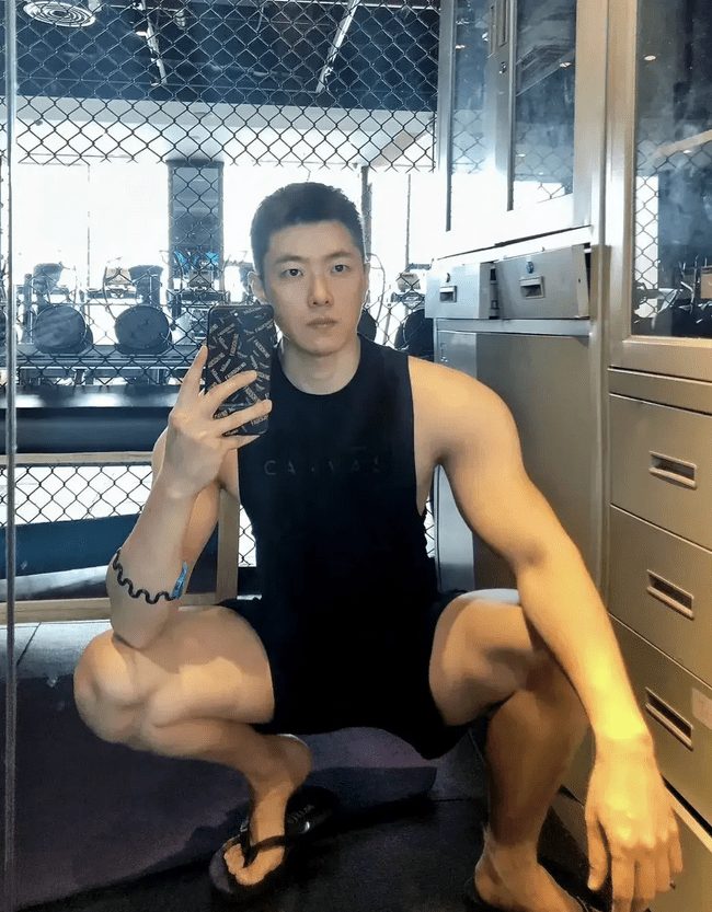 冷白皮肌肉 0，大翘臀白白香香的真好看