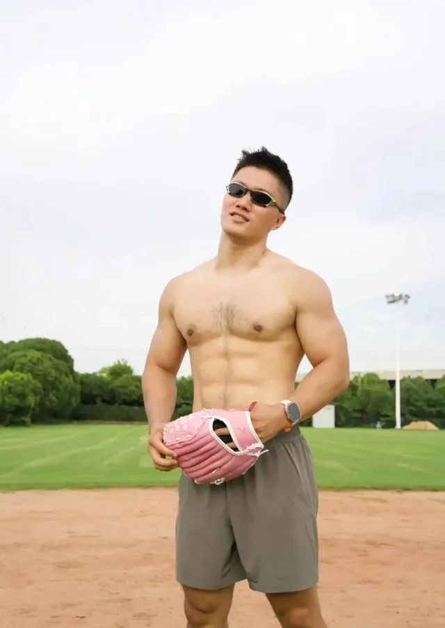 八块腹肌 188cm 的肌肉性感胸毛大哥哥，你能顶得住？