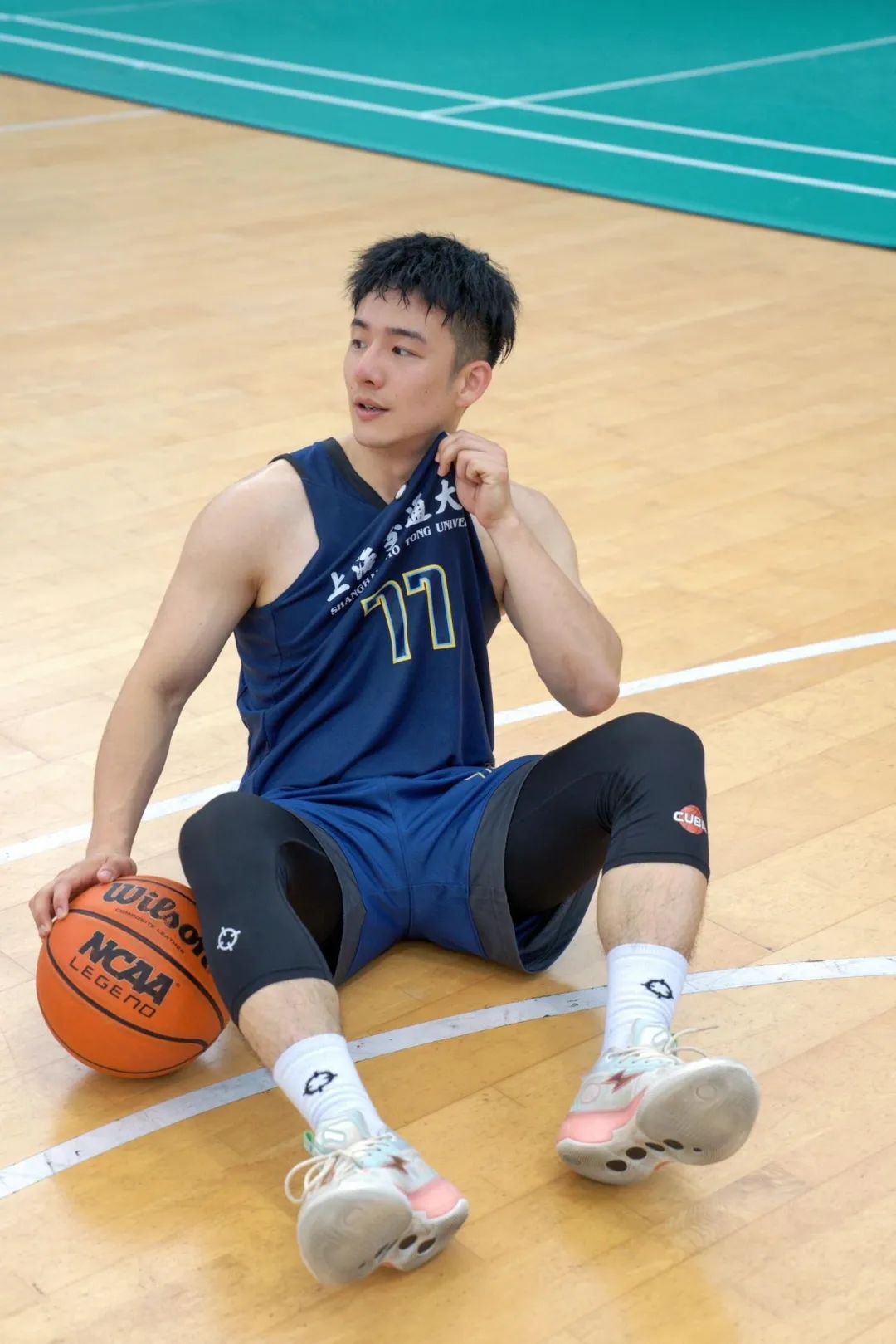  黑袜塞给粉丝，188cm 他的室友都是体育生 