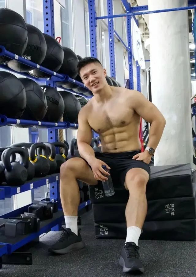  八块腹肌 188cm 的肌肉性感胸毛大哥哥，你能顶得住？