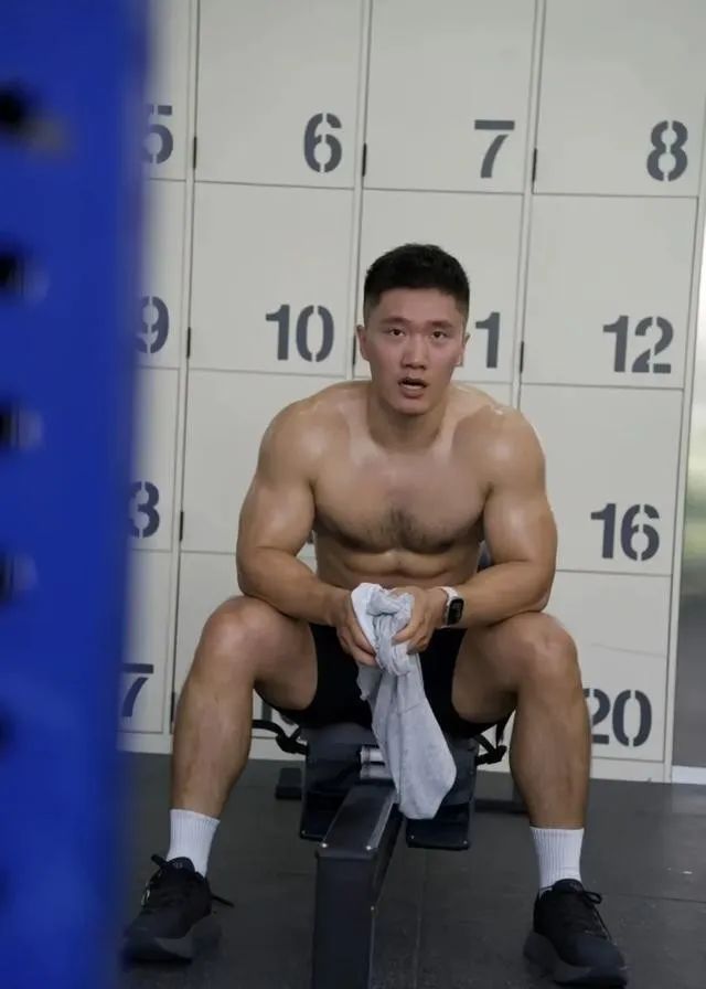八块腹肌 188cm 的肌肉性感胸毛大哥哥，你能顶得住？