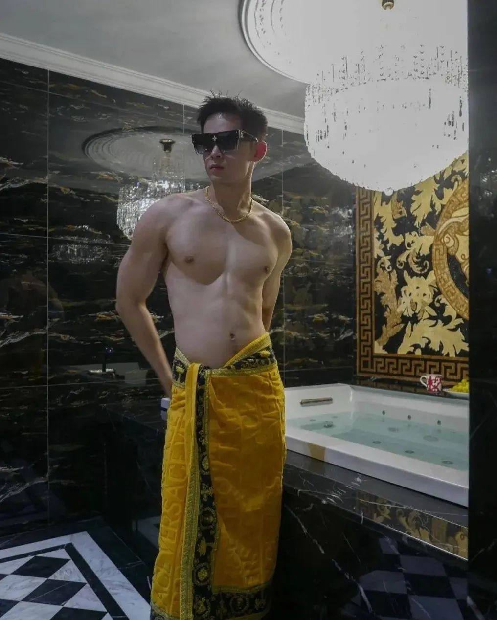 186cm“透视装”肌肉男模，回眸的样子让人陶醉🥜