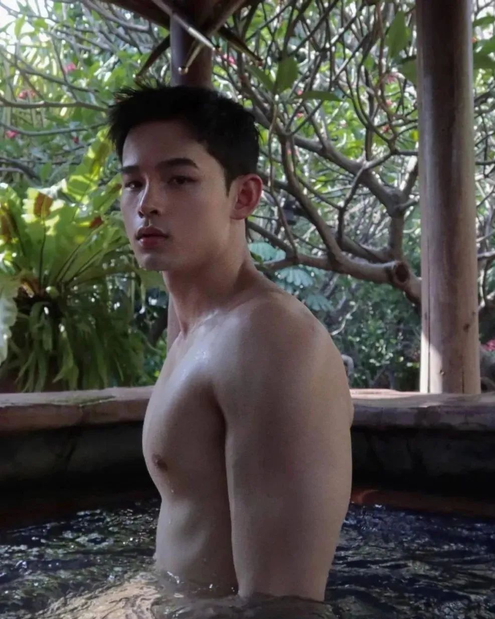 186cm“透视装”肌肉男模，回眸的样子让人陶醉🥜