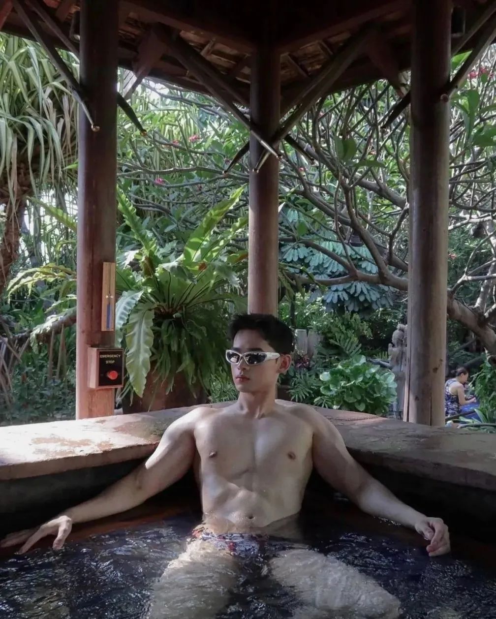 186cm“透视装”肌肉男模，回眸的样子让人陶醉🥜