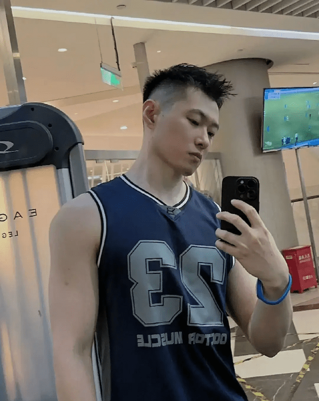 冷白皮肌肉 0，大翘臀白白香香的真好看