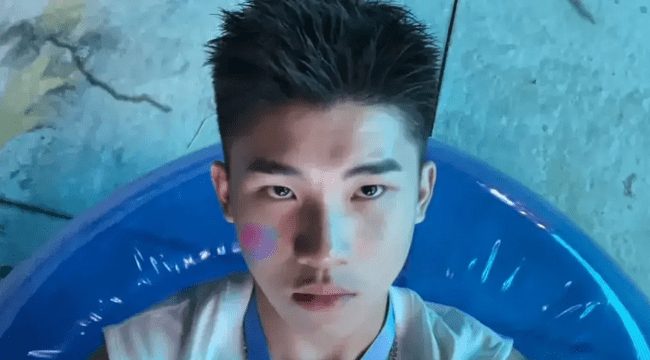 腿毛浓密的细狗腹肌小帅哥