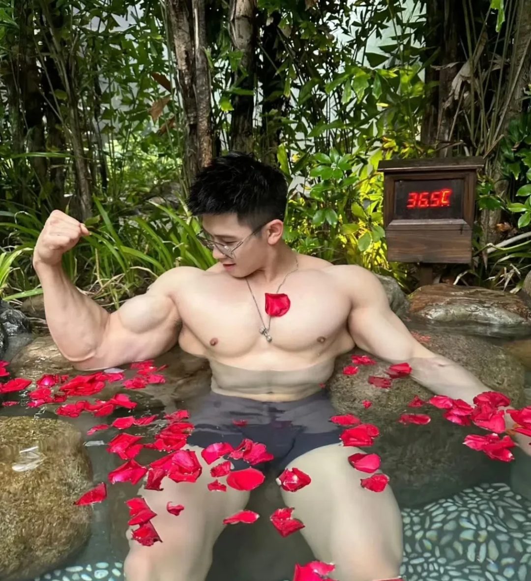 荷叶上大包泳裤肌肉男六块硬腹肌