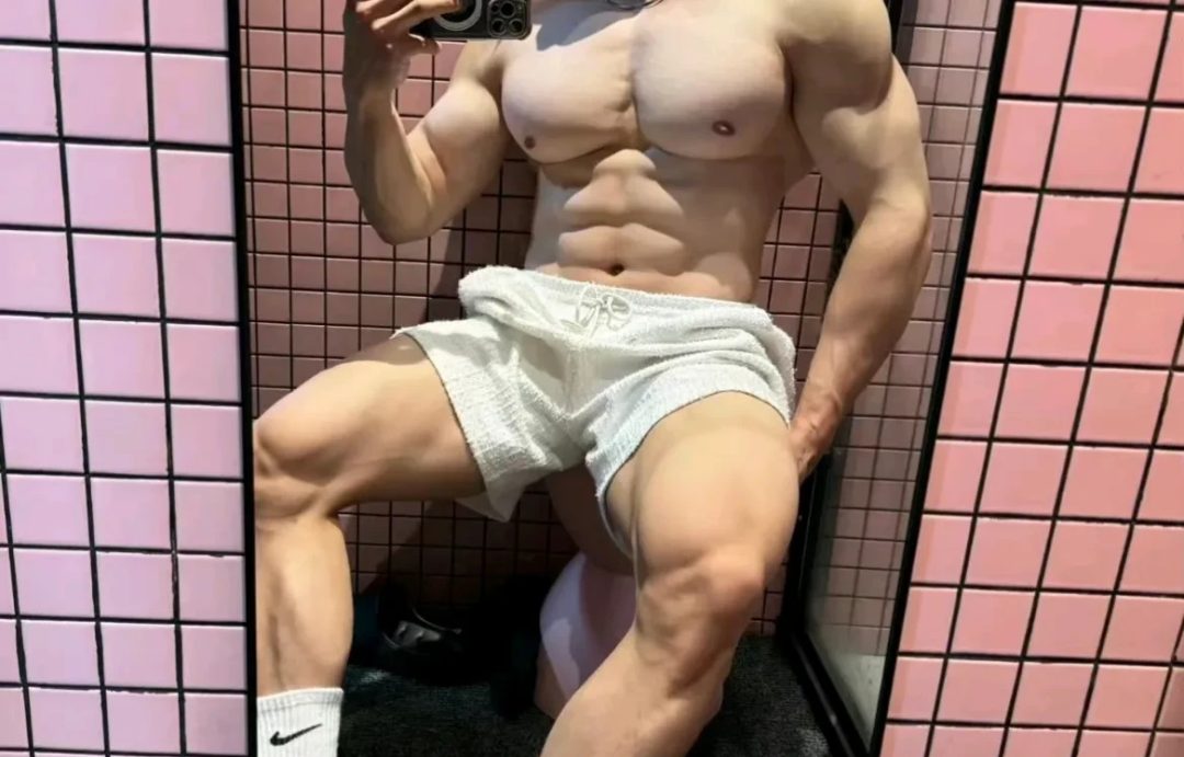 荷叶上大包泳裤肌肉男六块硬腹肌