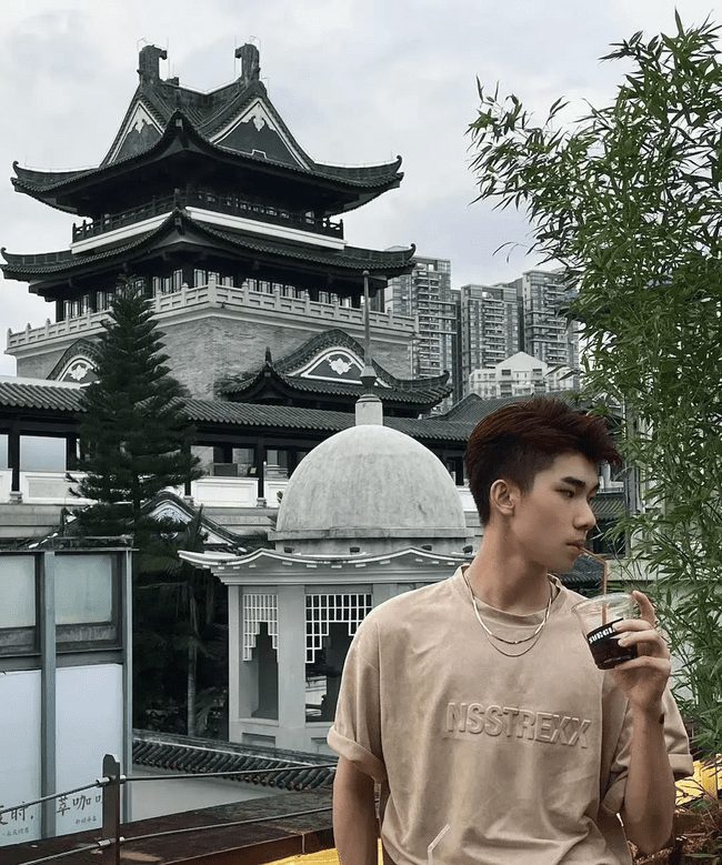 腿毛浓密的细狗腹肌小帅哥