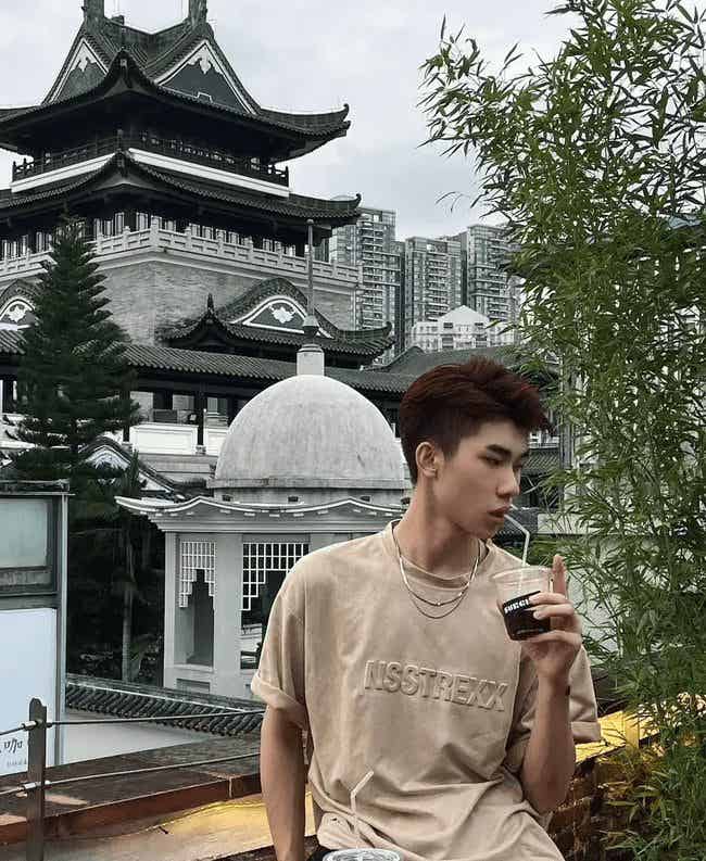 腿毛浓密的细狗腹肌小帅哥