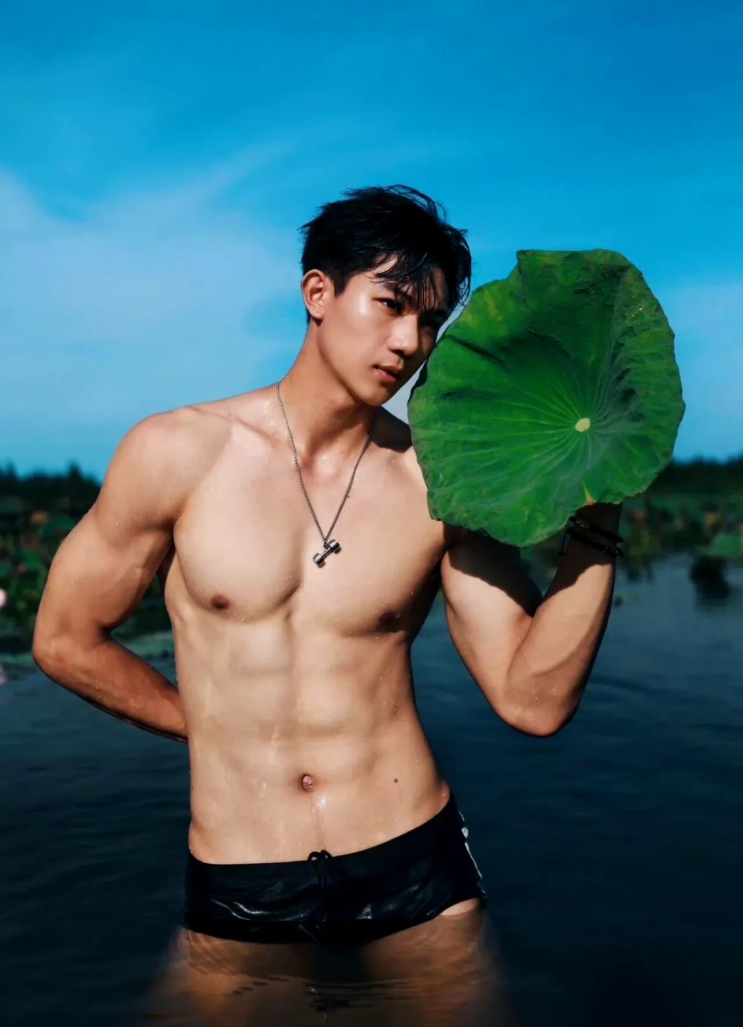 荷叶上大包泳裤肌肉男六块硬腹肌
