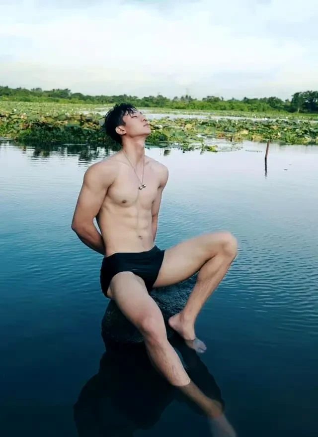 荷叶上大包泳裤肌肉男六块硬腹肌