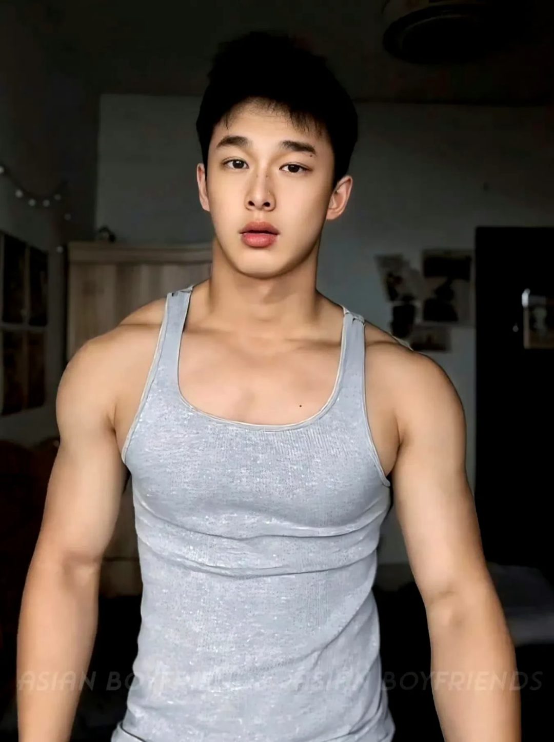 荷叶上大包泳裤肌肉男六块硬腹肌