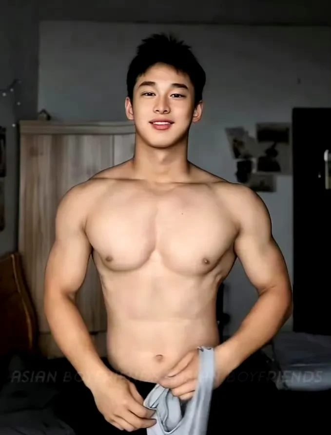 荷叶上大包泳裤肌肉男六块硬腹肌