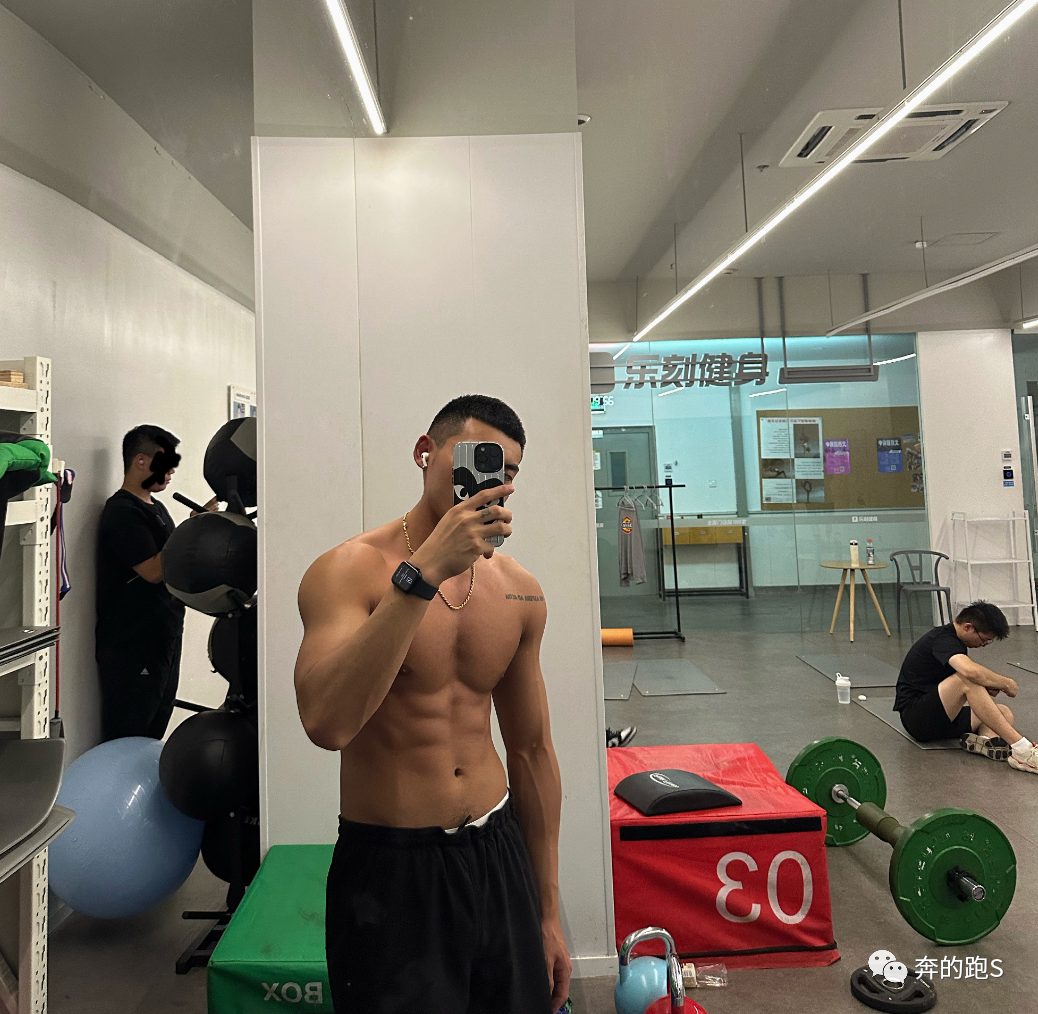 183cm 寸头黑皮体育生，网友：X 张力拉满了！