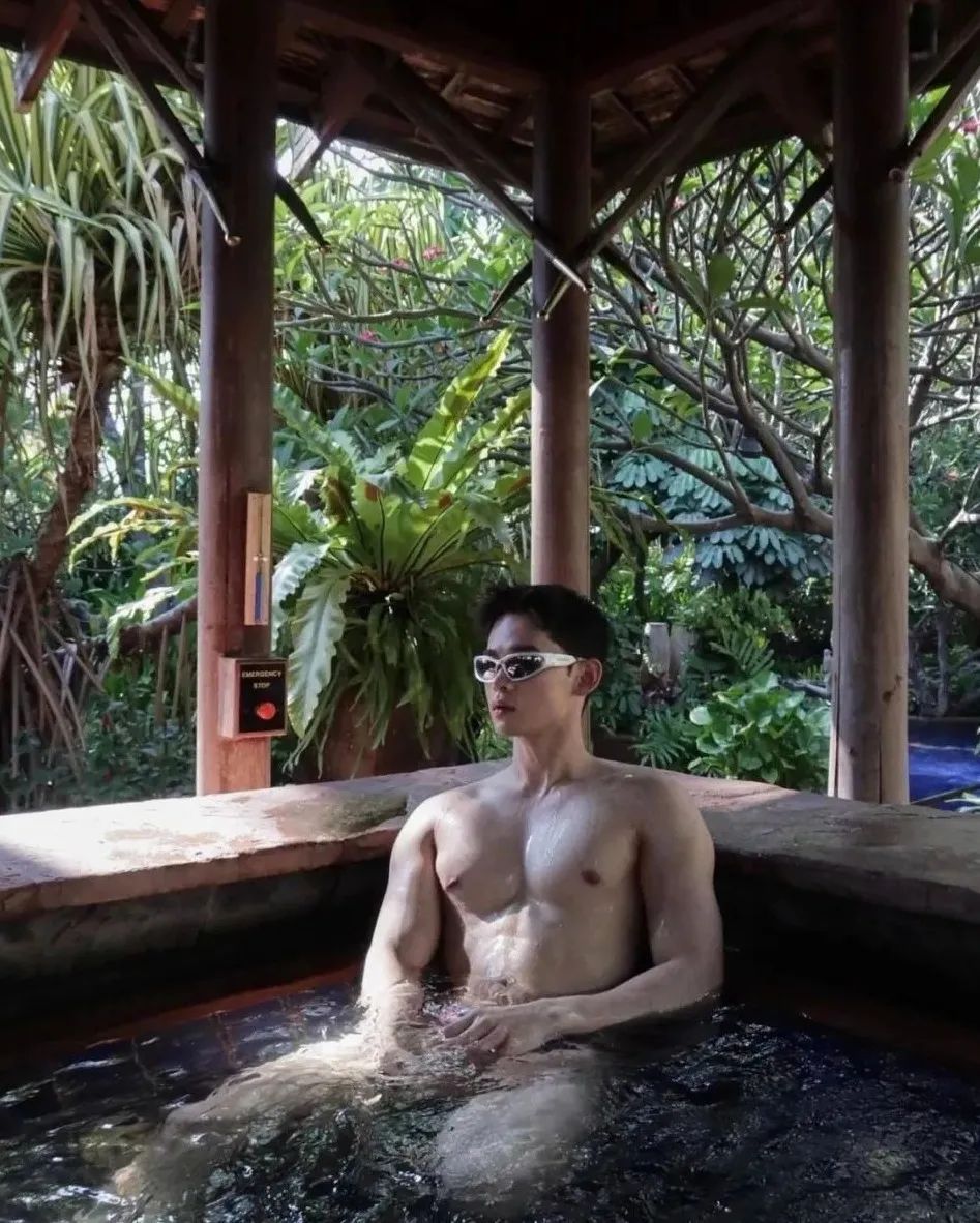 186cm“透视装”肌肉男模，回眸的样子让人陶醉🥜