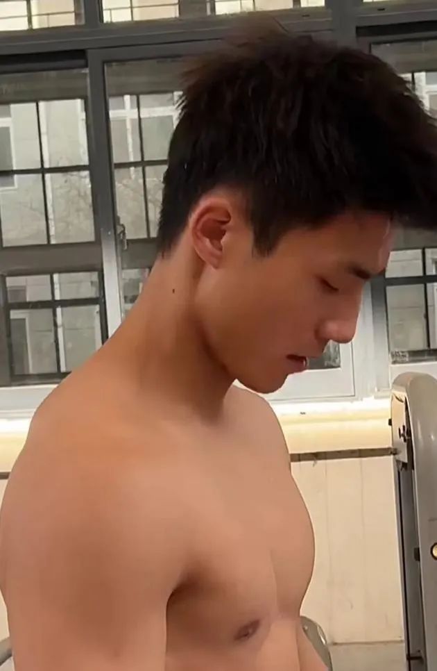  单眼皮黑皮体育生，宿舍腹肌藏不住了🥜