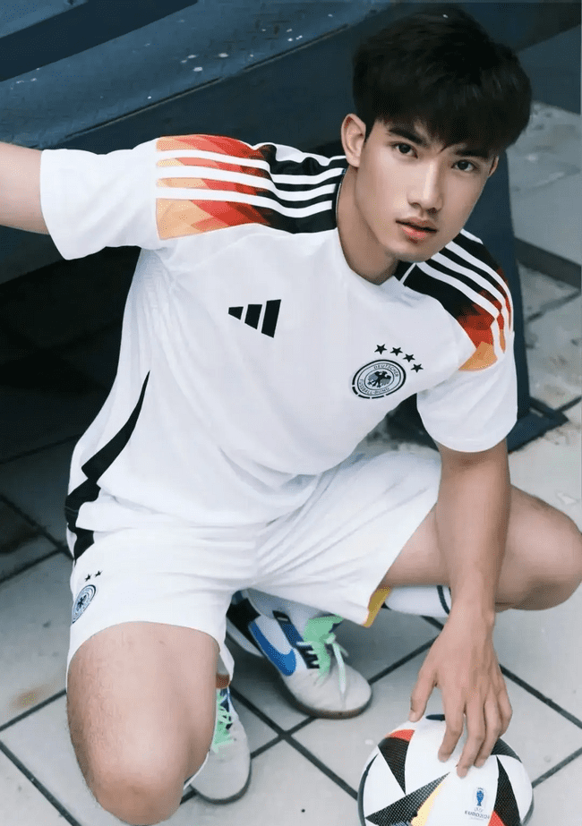 188cm 篮球体育生，大长腿白袜释放自己！