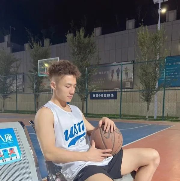  单眼皮黑皮体育生，宿舍腹肌藏不住了🥜