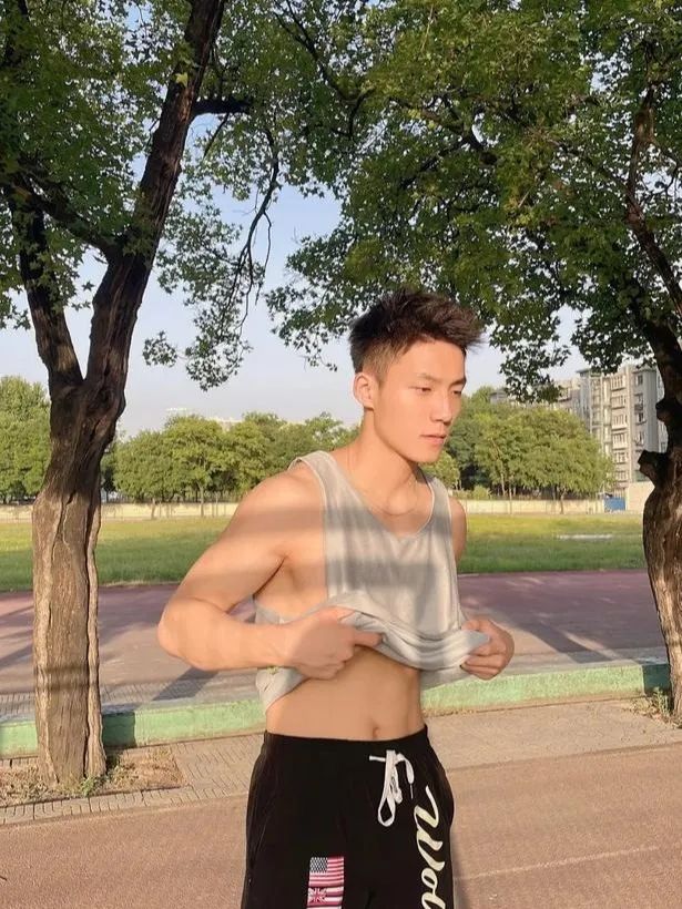  单眼皮黑皮体育生，宿舍腹肌藏不住了🥜
