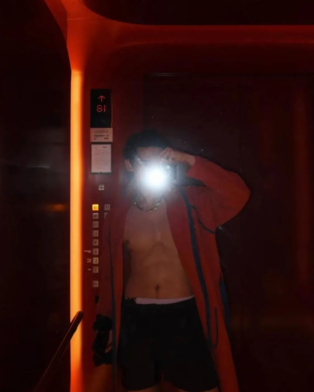 186cm“透视装”肌肉男模，回眸的样子让人陶醉🥜