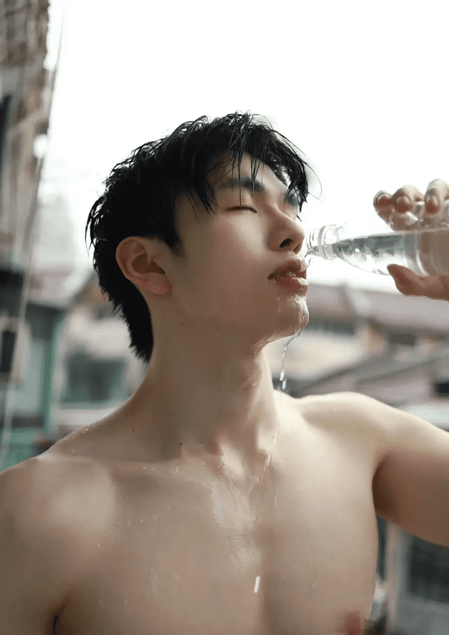 00 后清秀帅哥洗澡淋浴，唇红齿白爽歪歪！