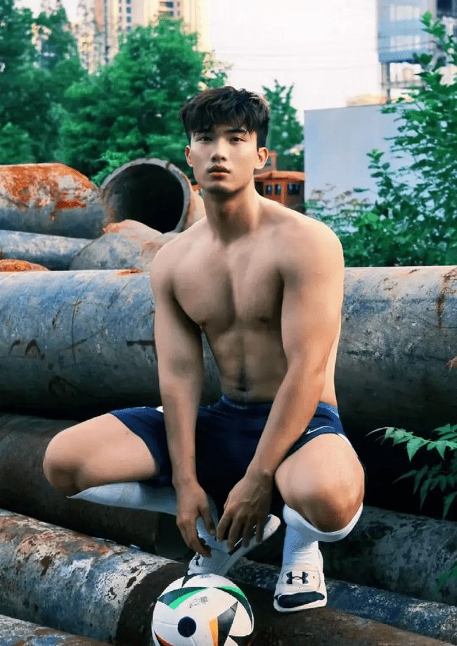 188cm 篮球体育生，大长腿白袜释放自己！