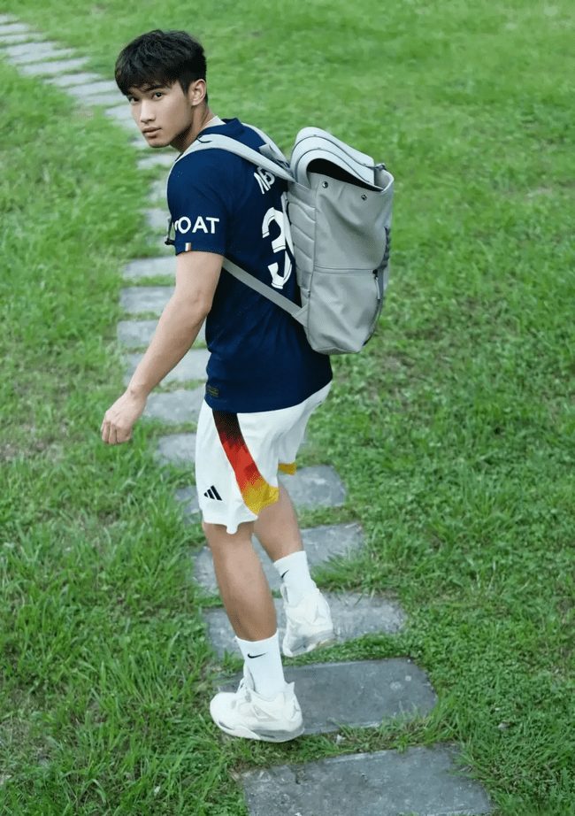 188cm 篮球体育生，大长腿白袜释放自己！