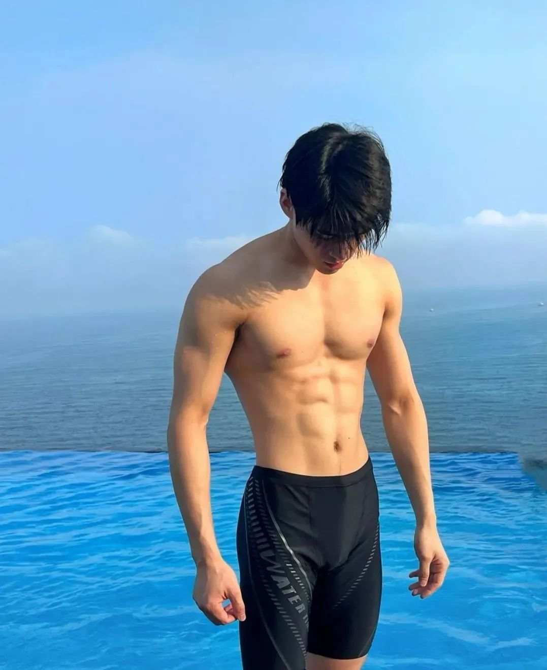  泳池腹肌帅哥，集美们快来舔屏🤩