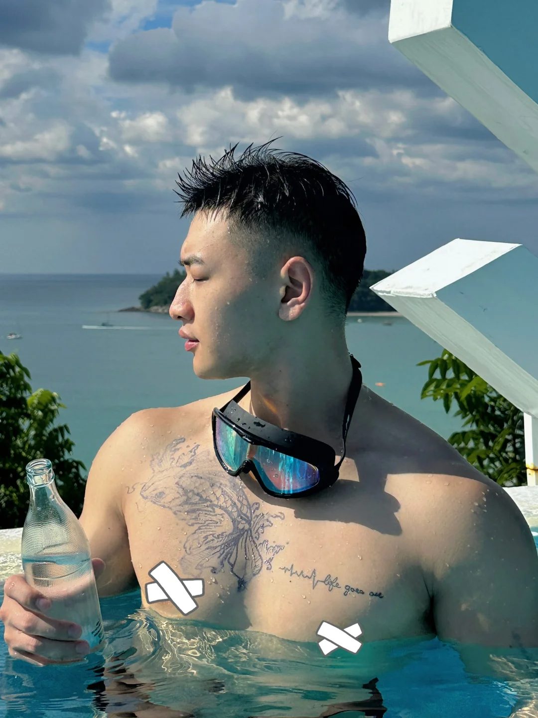 玩皮划艇湿透的野生小哥裤子湿透啦！发育的太好啦！