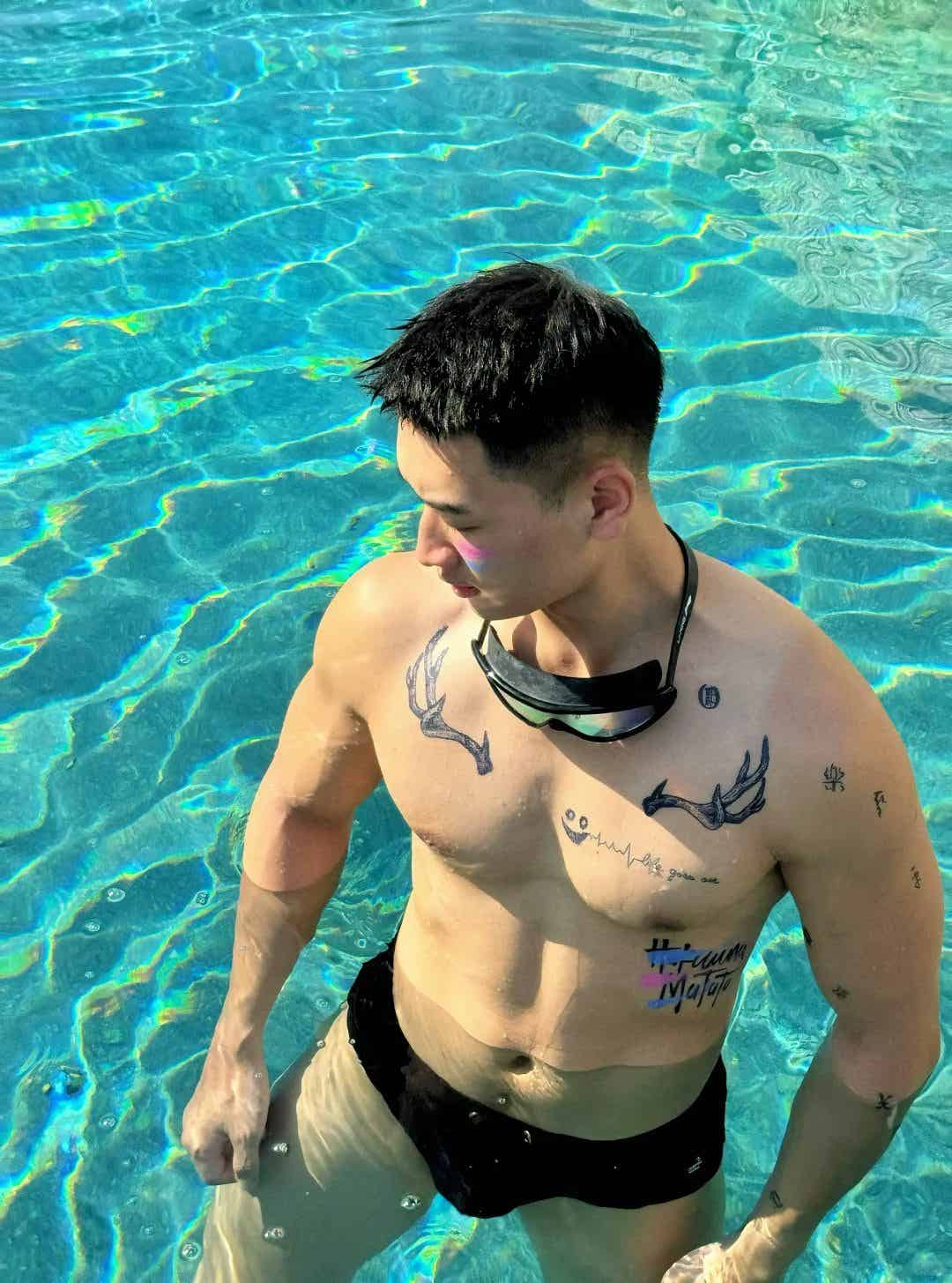 玩皮划艇湿透的野生小哥裤子湿透啦！发育的太好啦！