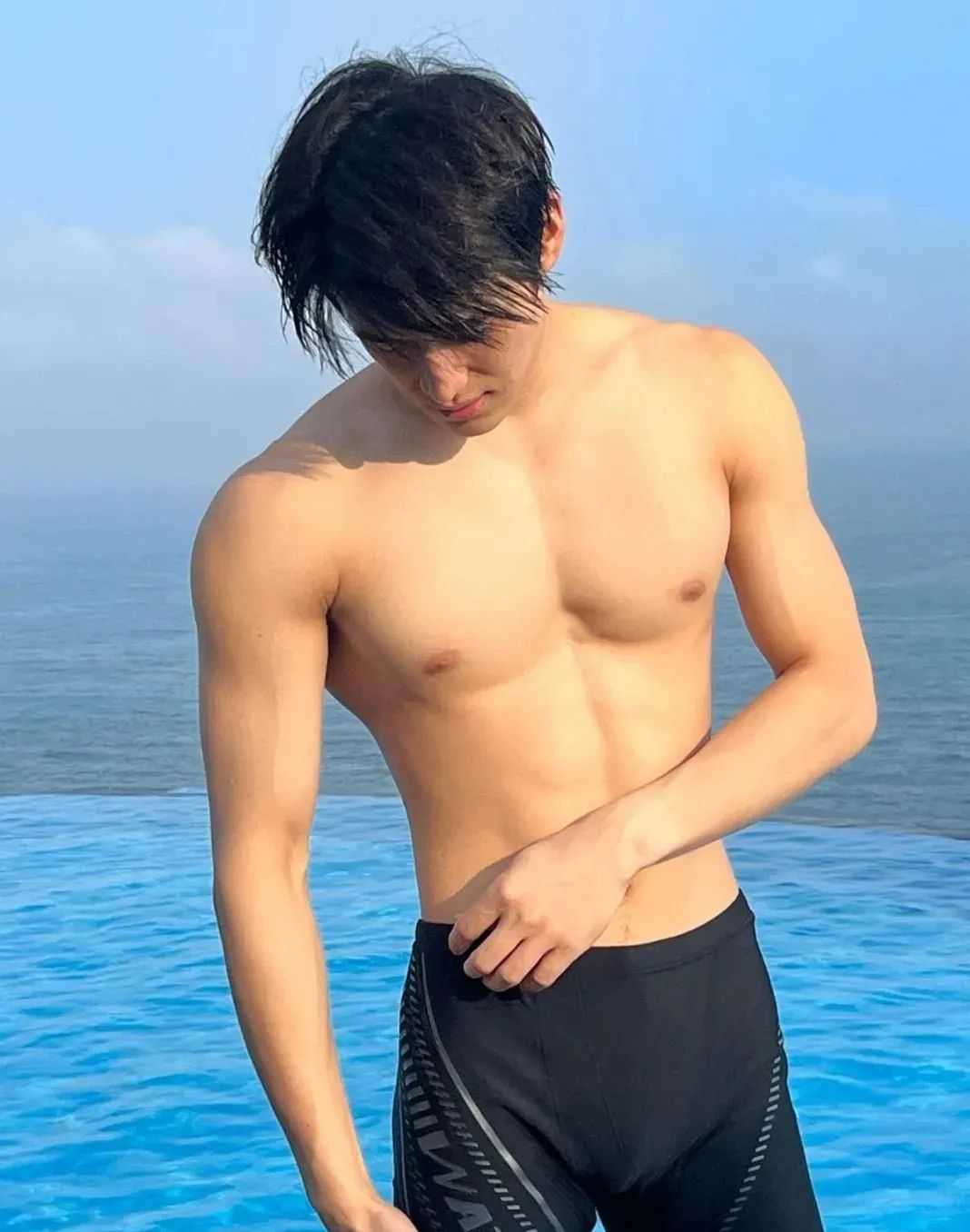  泳池腹肌帅哥，集美们快来舔屏🤩