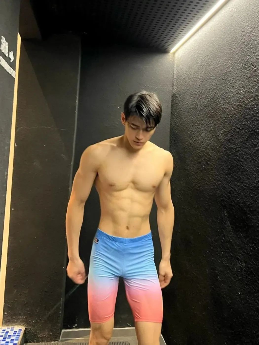  泳池腹肌帅哥，集美们快来舔屏🤩