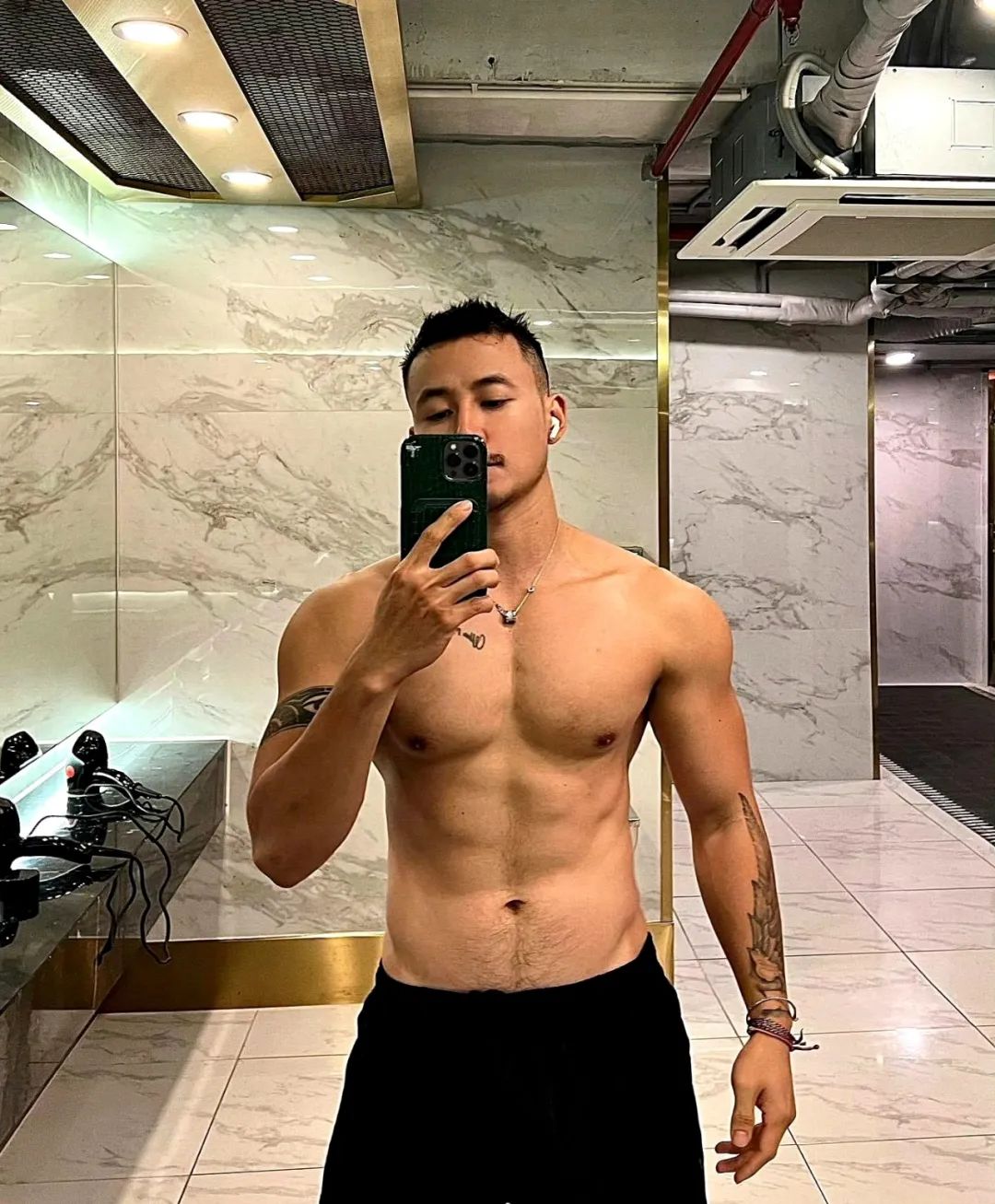 196cm 硬邦邦肌肉型男，你能顶住 30 秒？