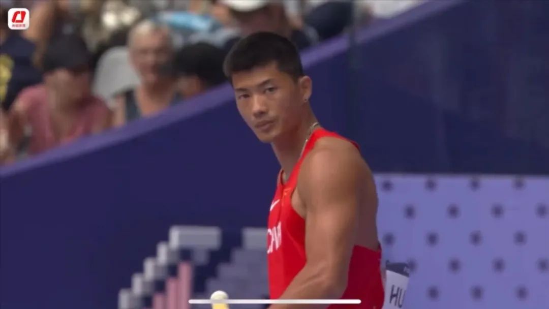 别盯着那个挂档的运动员了，这个 192cm 的撑杆跳高小哥实力也很强大！