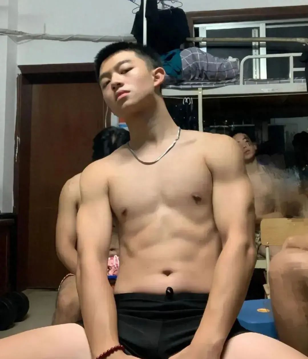  体育生寝室腹肌秀，白嫩肌肤下藏着的荷尔蒙秘密 