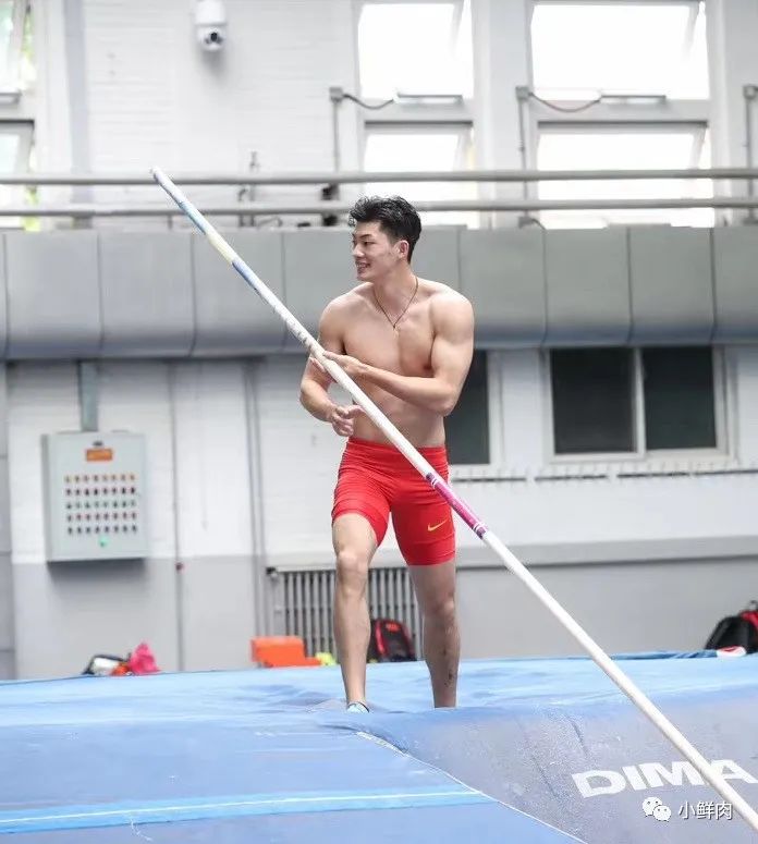 别盯着那个挂档的运动员了，这个 192cm 的撑杆跳高小哥实力也很强大！