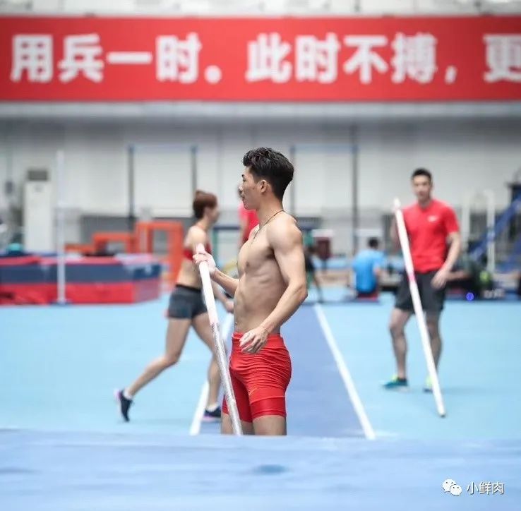 别盯着那个挂档的运动员了，这个 192cm 的撑杆跳高小哥实力也很强大！