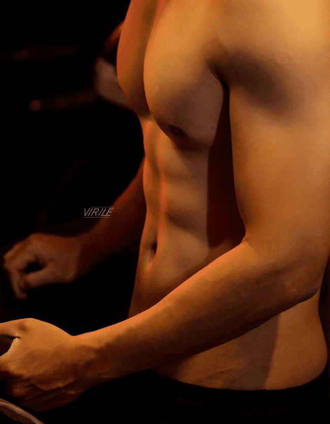 全露了！少年感摩托帅哥腹肌太强了！