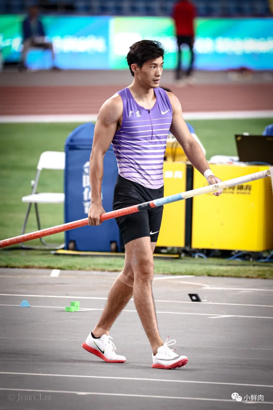  别盯着那个挂档的运动员了，这个 192cm 的撑杆跳高小哥实力也很强大！