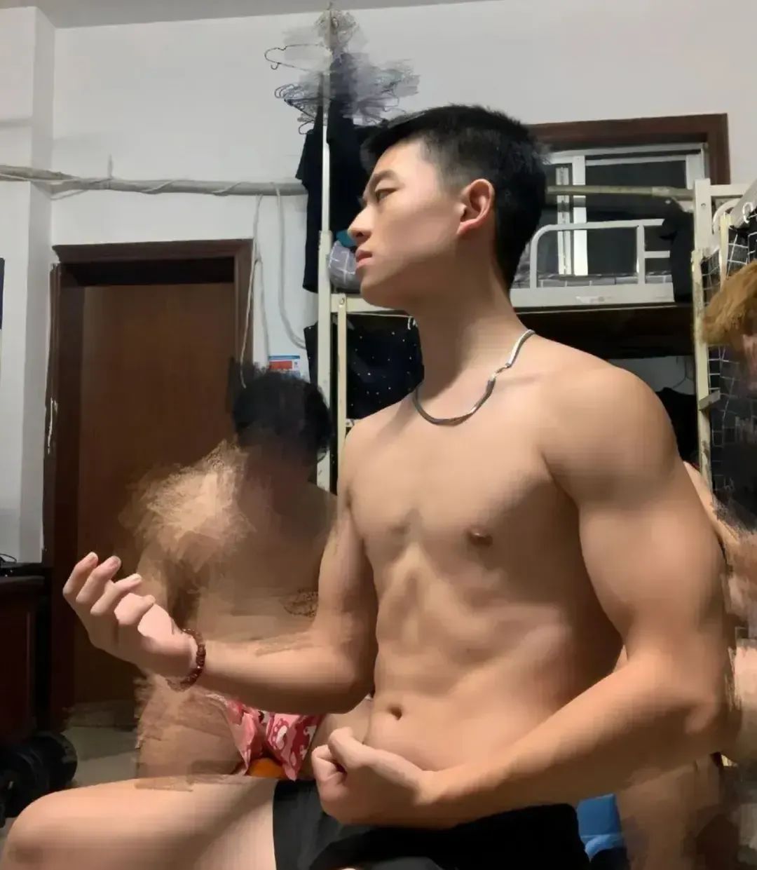  体育生寝室腹肌秀，白嫩肌肤下藏着的荷尔蒙秘密 