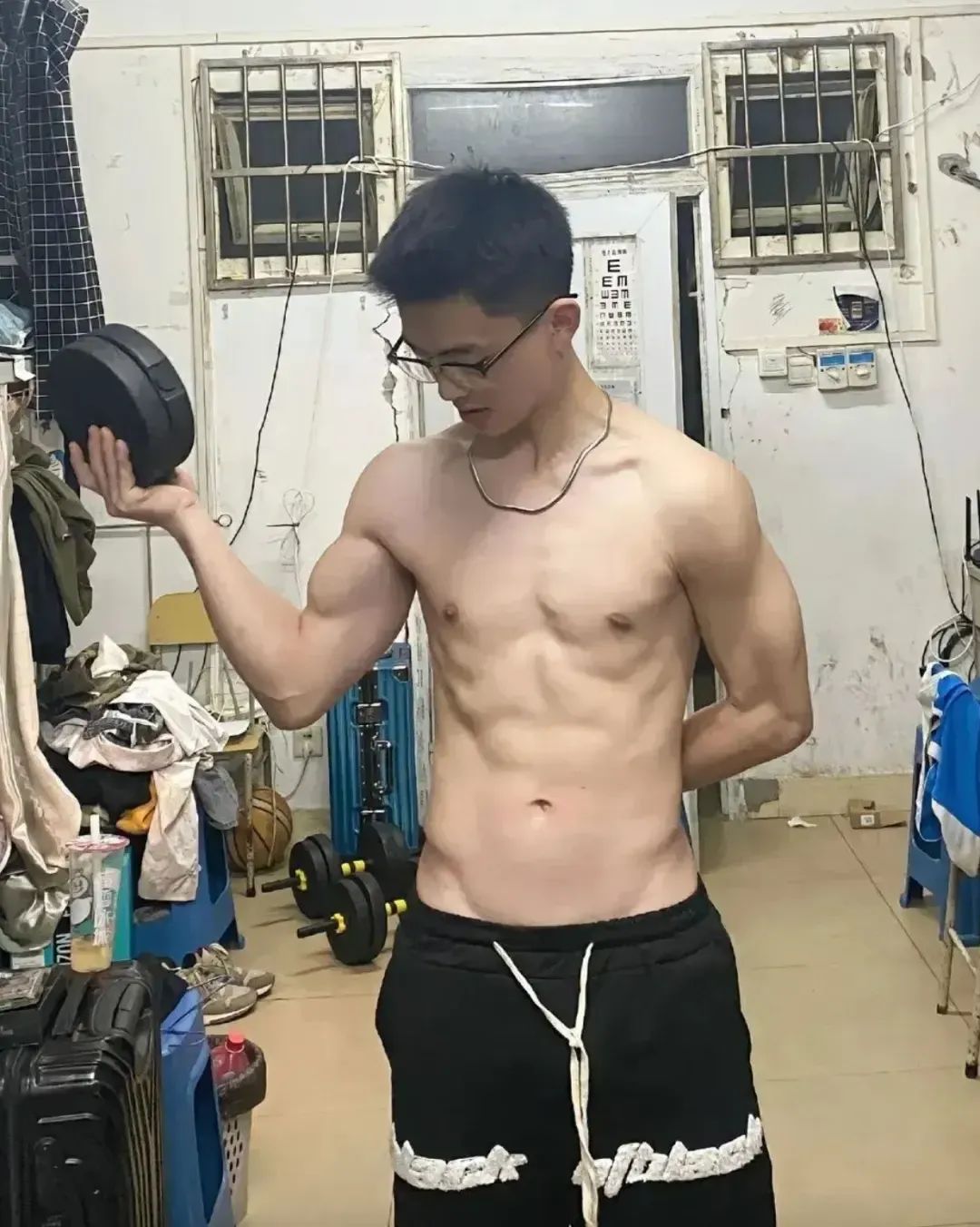 体育生寝室腹肌秀，白嫩肌肤下藏着的荷尔蒙秘密